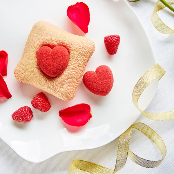 Украшения десертов к романтическому празднику